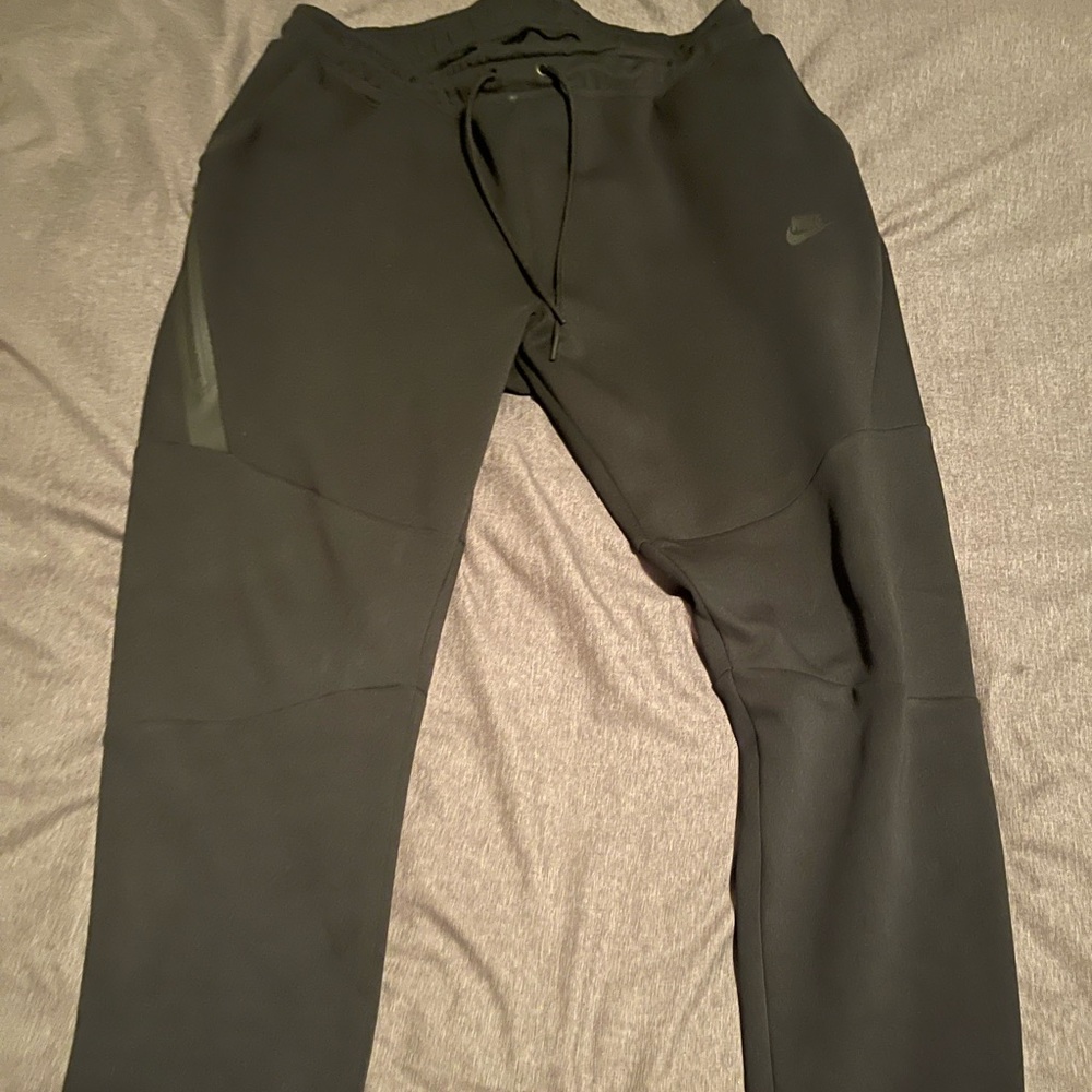 Nike tech joggers in blk